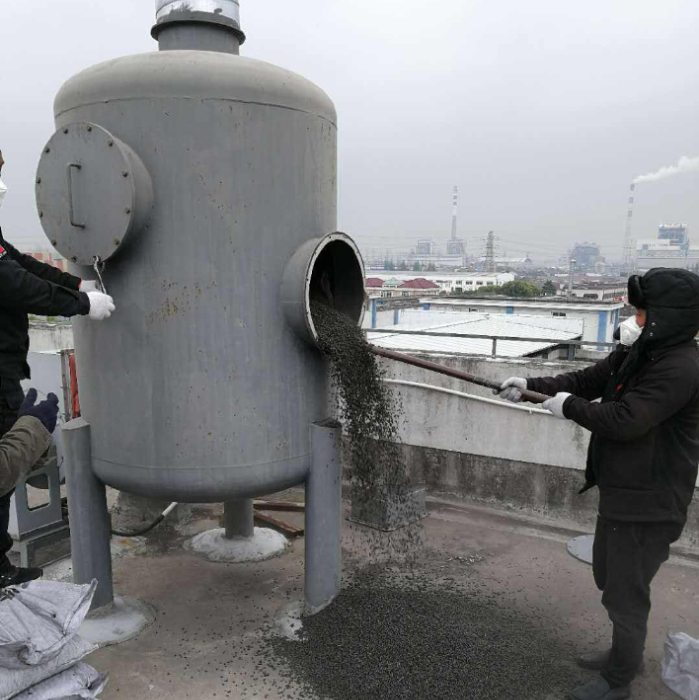 顆?；钚蕴扛鼡Q現(xiàn)場(chǎng)